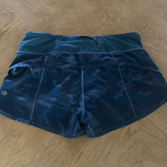 Women Lululemon Size 4 Blue Camo Shorts 2" Inseam Inner Pocket Yoga Exer… - Picture 12 of 12